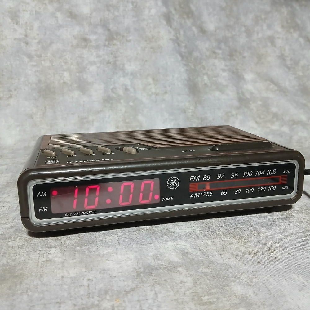 GE 7-4612B Digital Radio Alarm Clock Radio Woodgrain Tested 1980s, Vintage